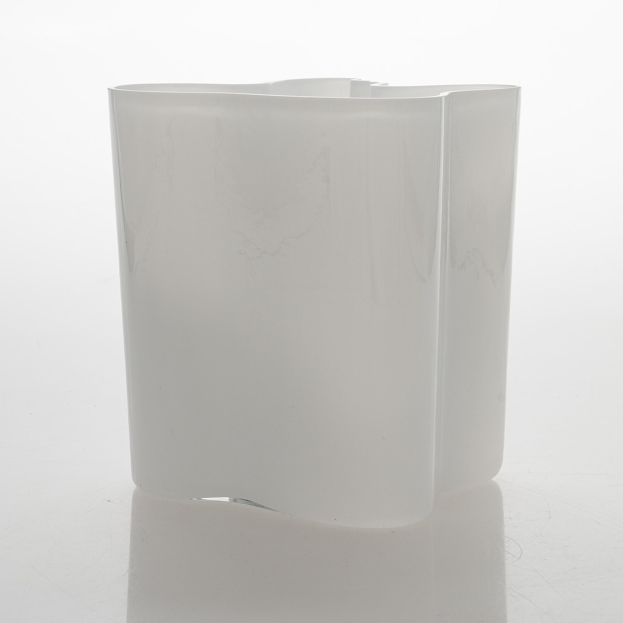 Alvar Aalto, A glass vase, model no. 3031. Signed Alvar Aalto 3031.