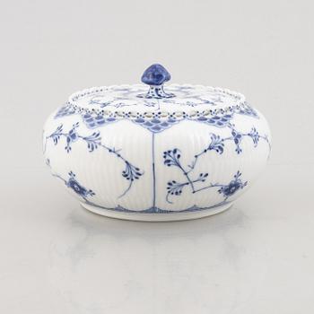 A "Blue Fluted Full Lace" / "Musselmalet" bonbonniere / box with cover, Royal Copenhagen, model 1188, 1898-1900.