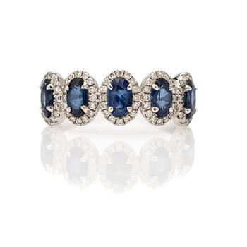Ring, 14K guld med safirer och briljantslipade diamanter.