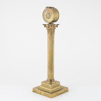 A table clock with a thermometer, around the year 1900.