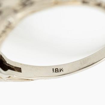 Ring, 18K vitguld med gammalslipad diamant och blå stenar.