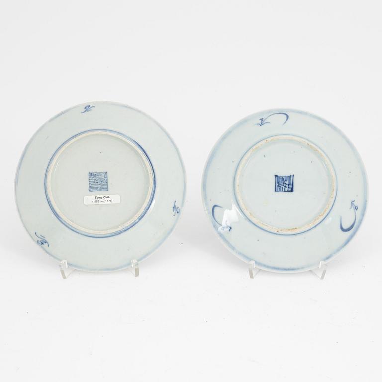 Fat, 12 stycken, samt bläckflaska, porslin, Kina, sen Qingdynasti, sent 1800-tal eller omkring år 1900.