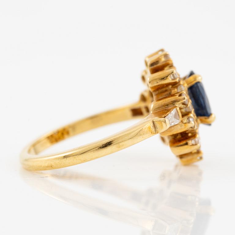 Ring, 18K guld med safir och briljantslipade diamanter.
