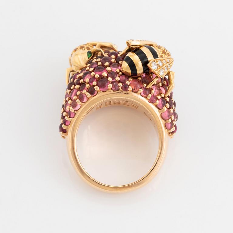 Cartier ring 18K guld och emalj med runda briljantslipade diamanter, safirer och smaragder.