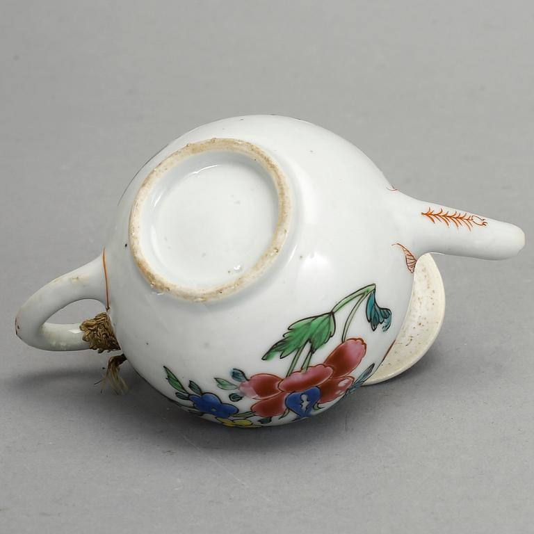 MINIATYRTEKANNA samt SKEDFAT, porslin, Qingdynastin, Qianlong (1736-95).