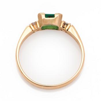 Sormus, 18K kultaa, smaragdi ja timantteja. Suomalaiset leimat 1990.