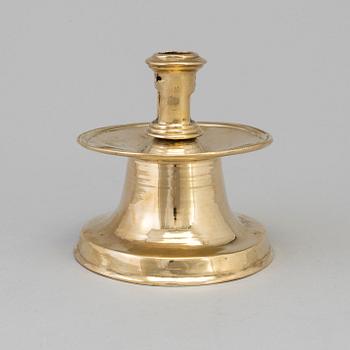 A 16TH CENTURY BRONZE CANDLESTICK.