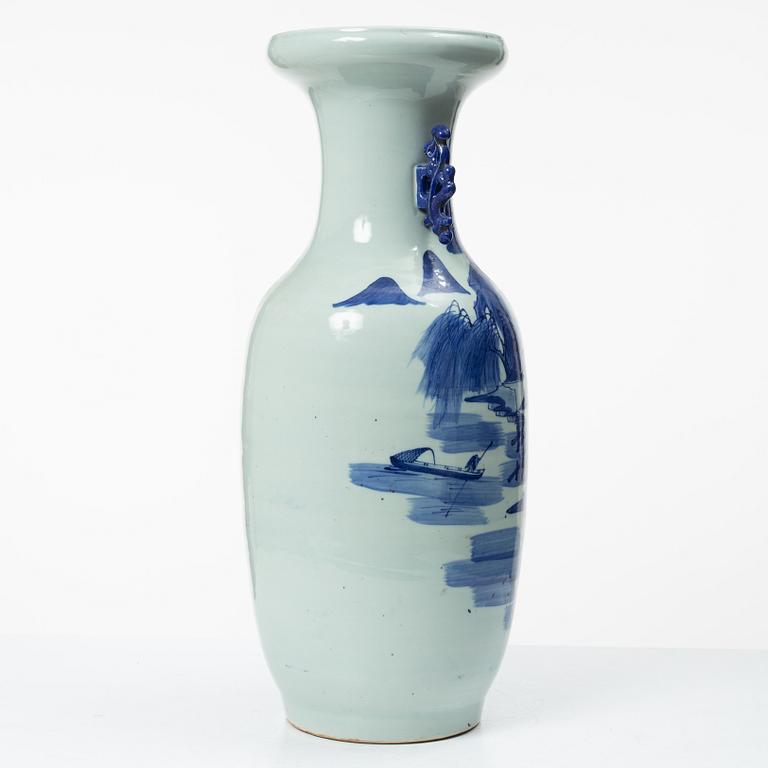 A porcelain vase, China, l19th century.
