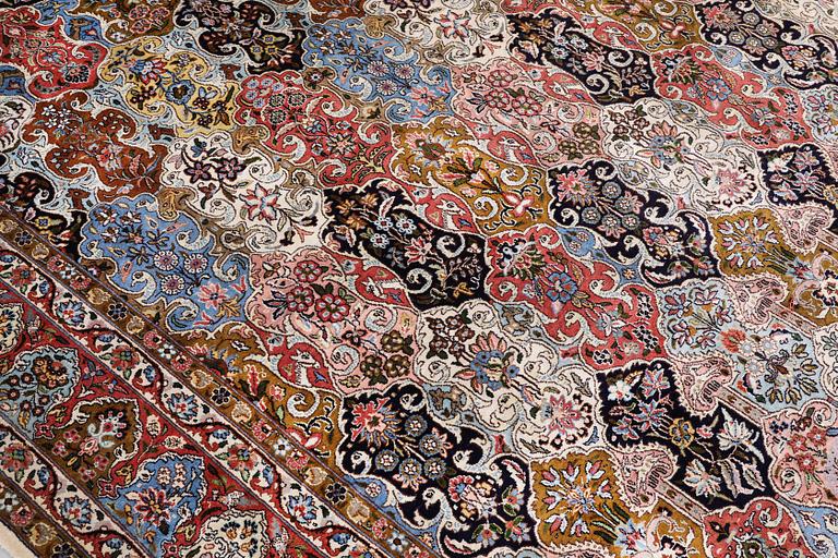 Matta, silke, Kashmir, ca 357 x 274 cm.