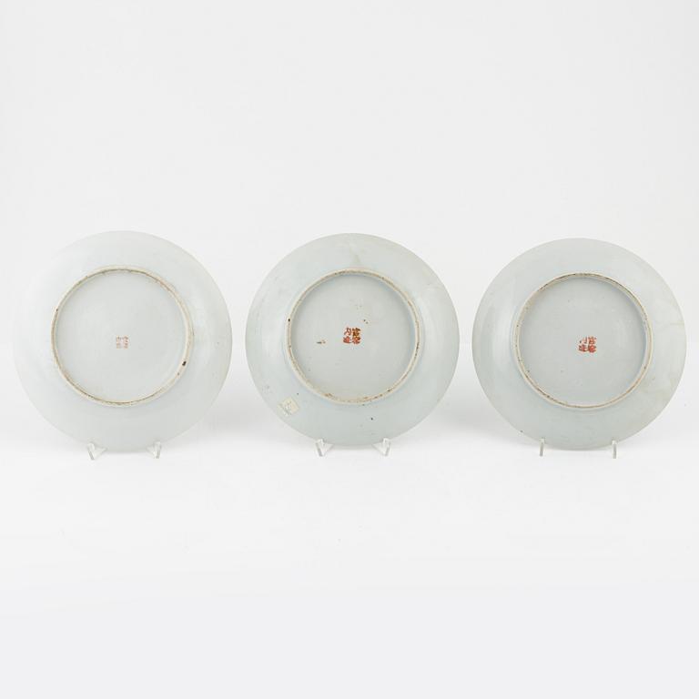 Fat, tre stycken, porslin. Kina, 1900-tal.