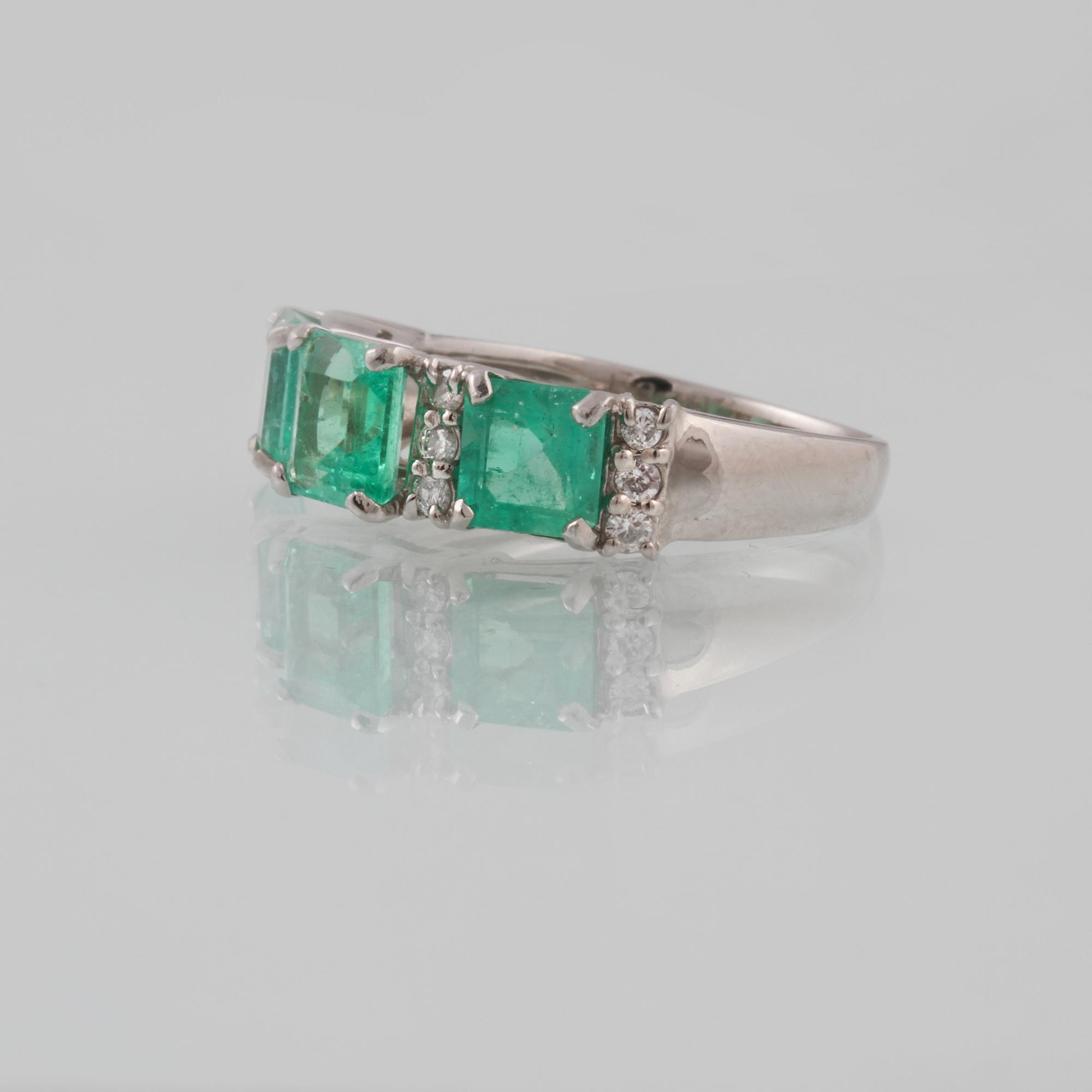 RING, platina med 3 smaragder 3.00 ct samt 12 briljantslipade diamanter 0.25 ct. Vikt 6,5 gram.
