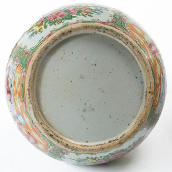 Two famille rose 'Canton' vases with covers, Qing dynasty, 19th century.