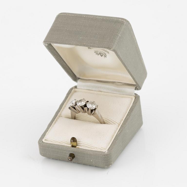 Ring, A.Tillander,  18K vitguld med tre briljantslipade diamanter.