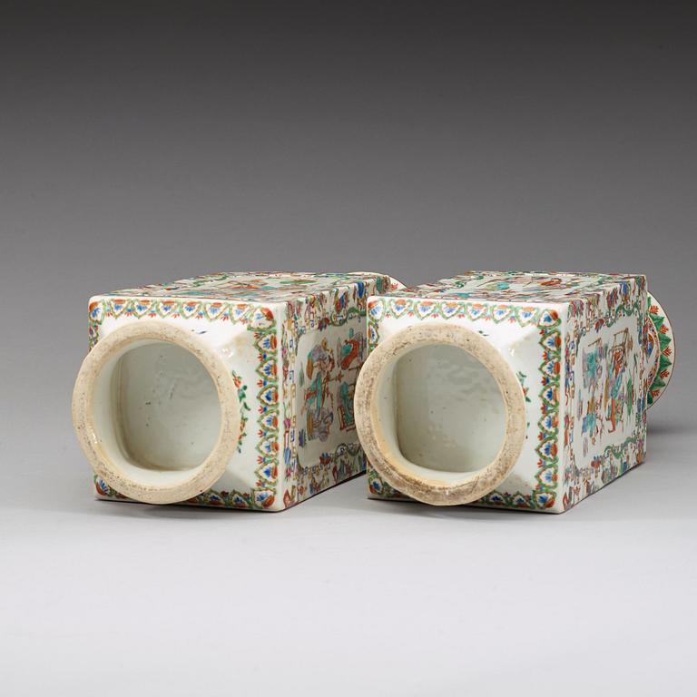 Vaser, ett par, porslin. Sen Qingdynasti (1644-1912).