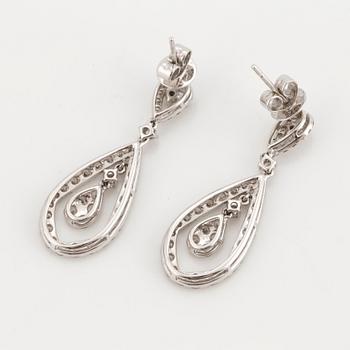 ÖRHÄNGEN, med 90 briljantslipade diamanter, 2.00 ct.