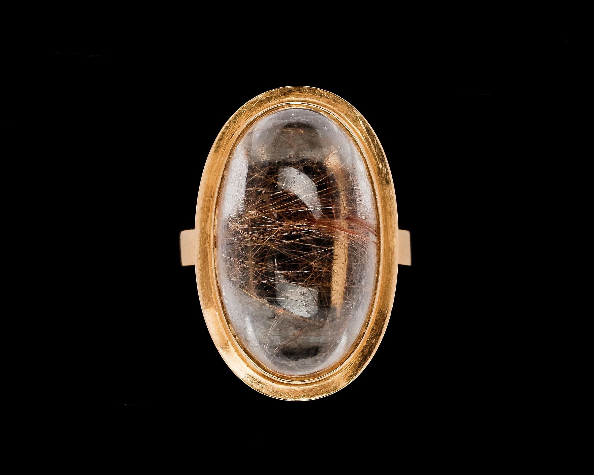 RING, cabochonslipad rutilkvarts (bergkristall med inneslutningar av rutilnålar).