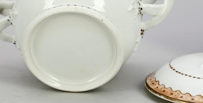 BULJONGKOPP MED FAT, porslin, Kina, Jiaqing, 1796-1820.