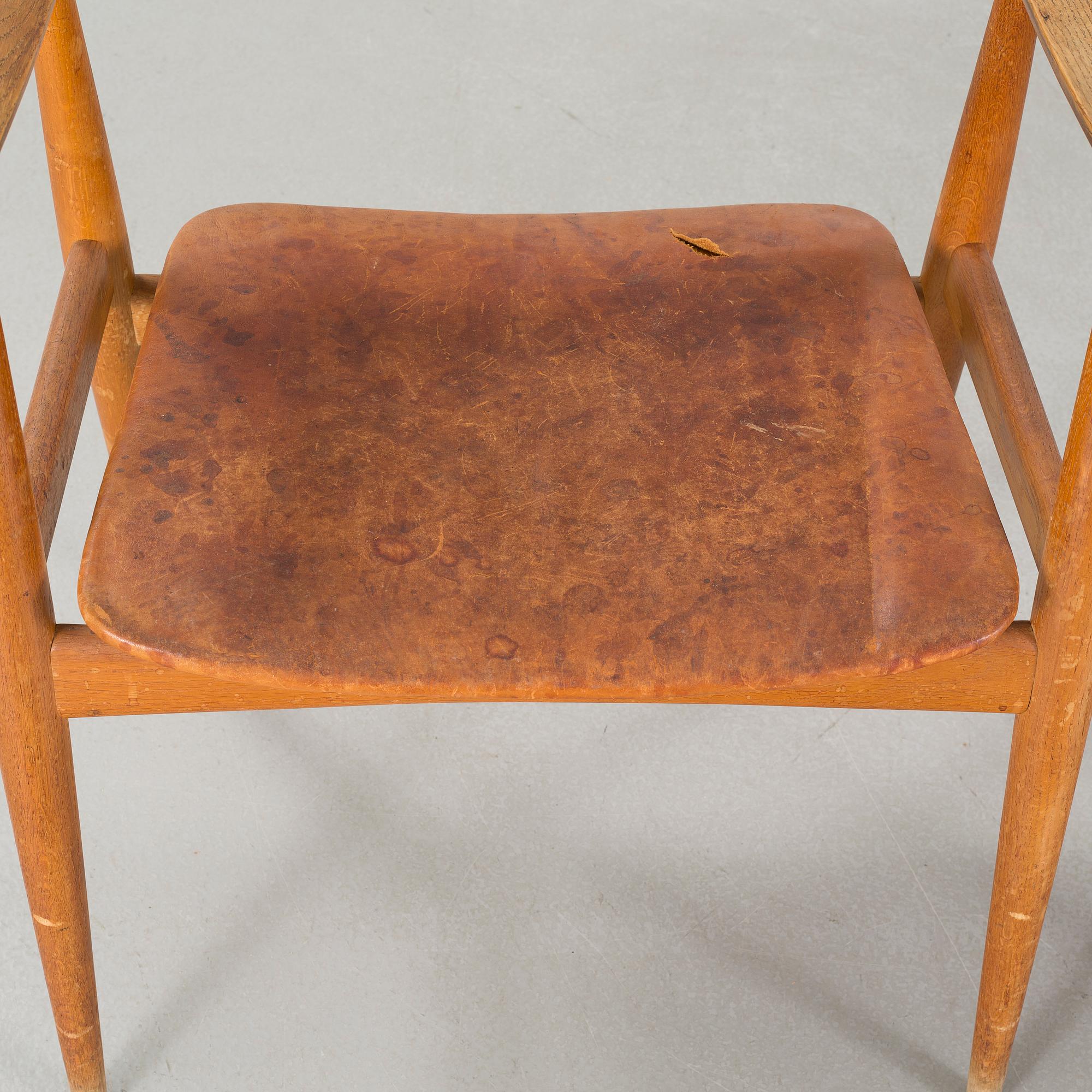 HANS J WEGNER, a pair of arm chairs for Carl Hansen & Son, model "CH35", third quarter of the 20th century.
