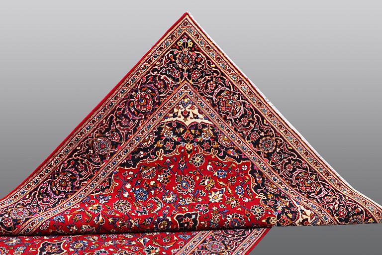 A CARPET, Kashan, ca 318 x 200 cm.