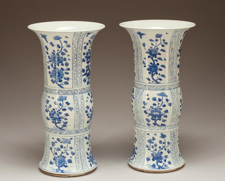VASER, ett par, porslin. Kina 1800-tal.