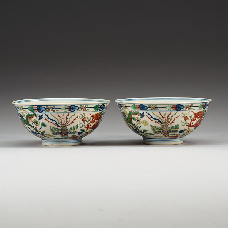 A pair of dragon and fenix bowls, late Qing dynasty (1644-1912), with Kangxi six character mark.