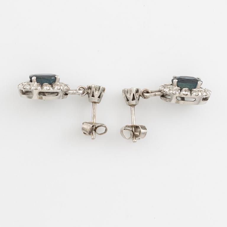 Örhängen vitguld med safirer och briljantslipade diamanter.