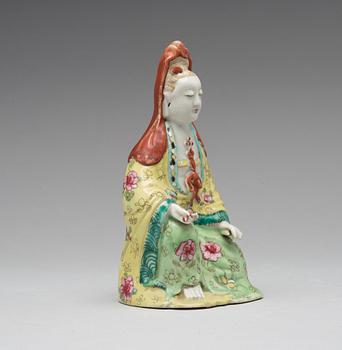 A famille rose porcelain figure of Guanyin, Qing dynasty, circa 1800.