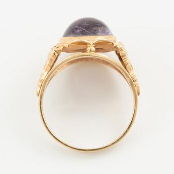 Ring, 18K gold with cabochon-cut amethyst.