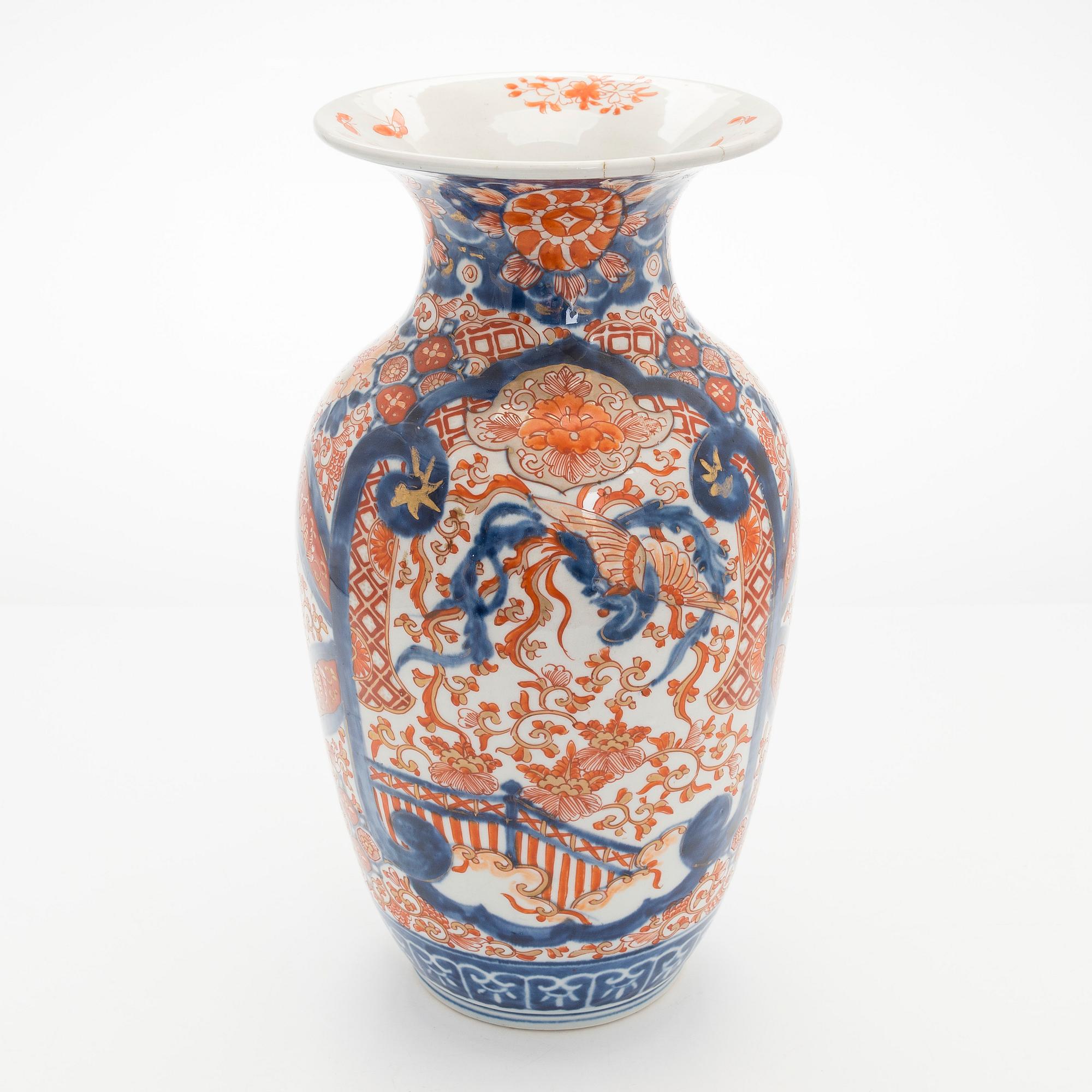 Kannor, ett par, Satsuma, samt urna, Imari, porslin, Japan, 1900-talets början,.