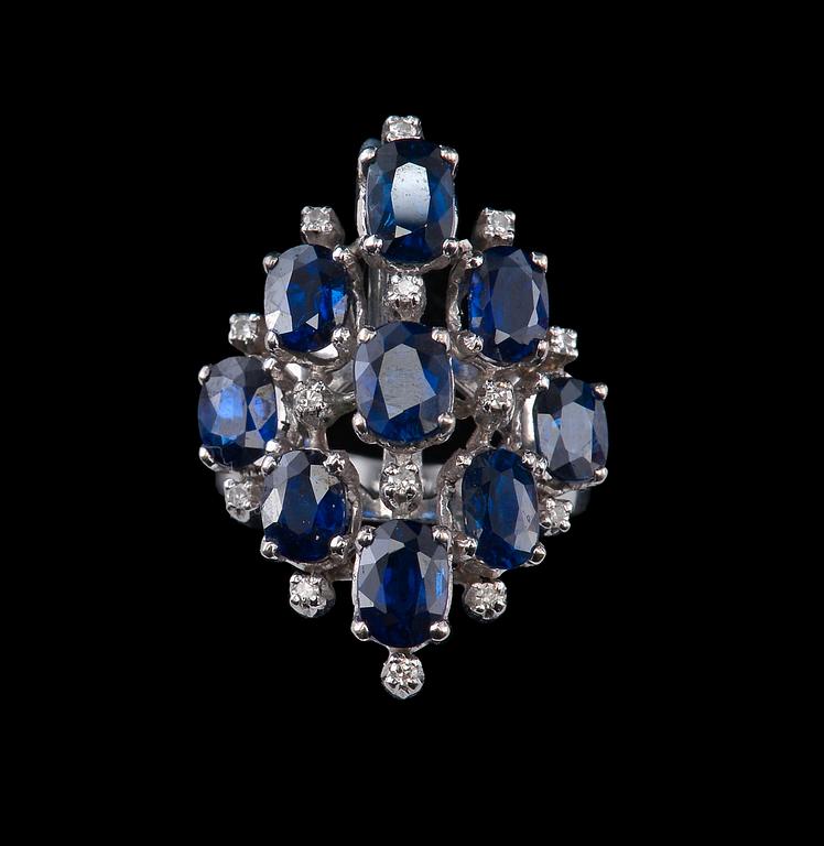 SORMUS, 8/8 hiottuja timantteja n. 0.11 ct. safiirit ca 5 ct. 18K valkokultaa. 1950/60-luku. Paino 10,5 g.