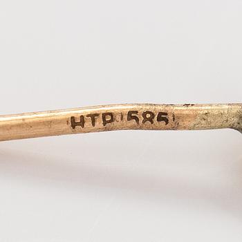 Korvakorupari, 14K kultaa, veistettyjä ametisteja ja synteettisiä safiireja.