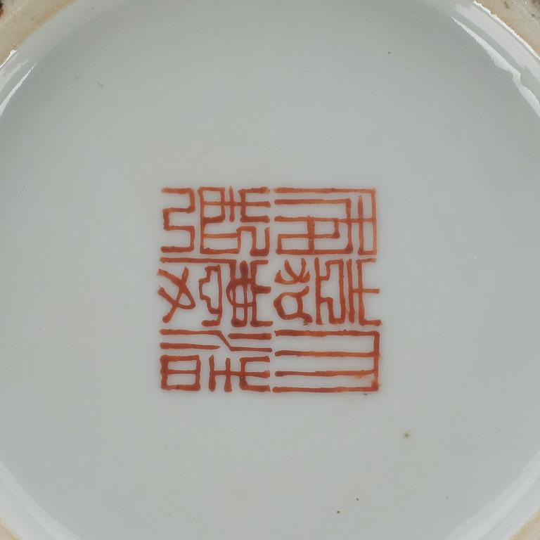 URNOR, ett par, porslin, Kina, 1900-tal.