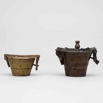 VIKTSATSER, 2 stycken, mässing, en 1700-tal med dubbelslagen datering samt en daterad 1863.