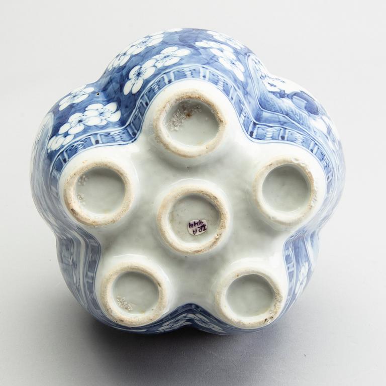 A blue and white tulip vase, Qing dynasty, 19th Century.