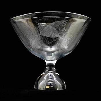 SKÅL PÅ FOT, glas, Vicke Lindstrand, Kosta, 1900-talets andra hälft.