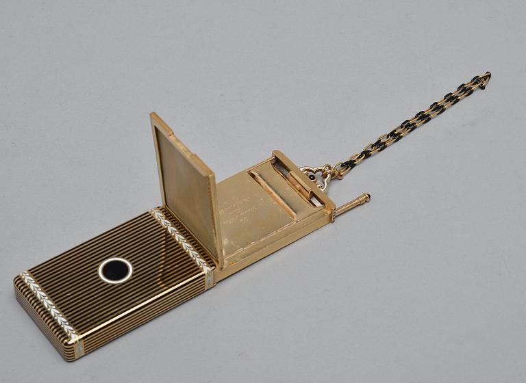 CARTIER MAKE-UP BOX, 18K gold, enamel, onyx. New York 1940 s. Weight 152 g.