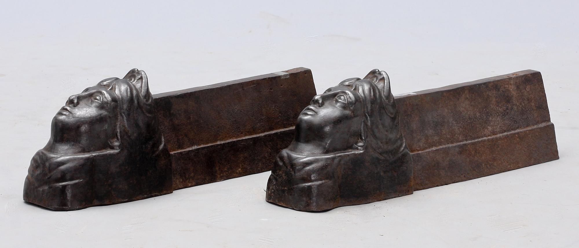 ELDHUNDAR ett par. Gjutjärn. Frankrike, 1700/1800-tal.