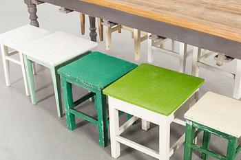 MATBORD med pallar, modern tillverkning.