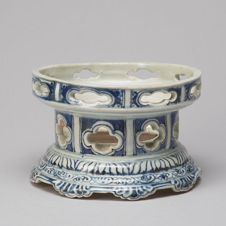 A blue and white porelain stand, Thailand, 17/18th Century.