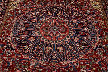 A semi-antique/old Heriz carpet, c 348 x 264 cm.