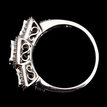 RING, 14 k vitguld, briljant och princesslipade diamanter, tot ca 1.0 ct.
