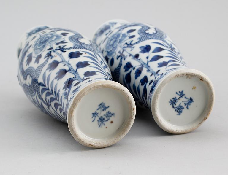 VASER, 1 par, porslin, Kina, 1700-/1800-tal.