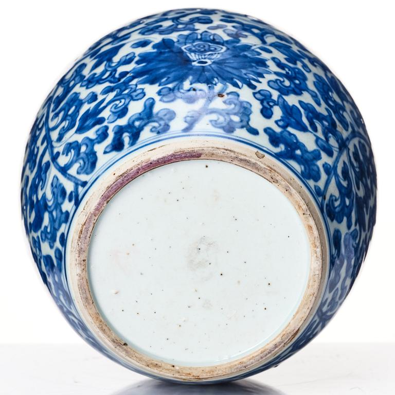 A blue and white lotus jar, Qing dynasty, Kangxi (1662-1722).