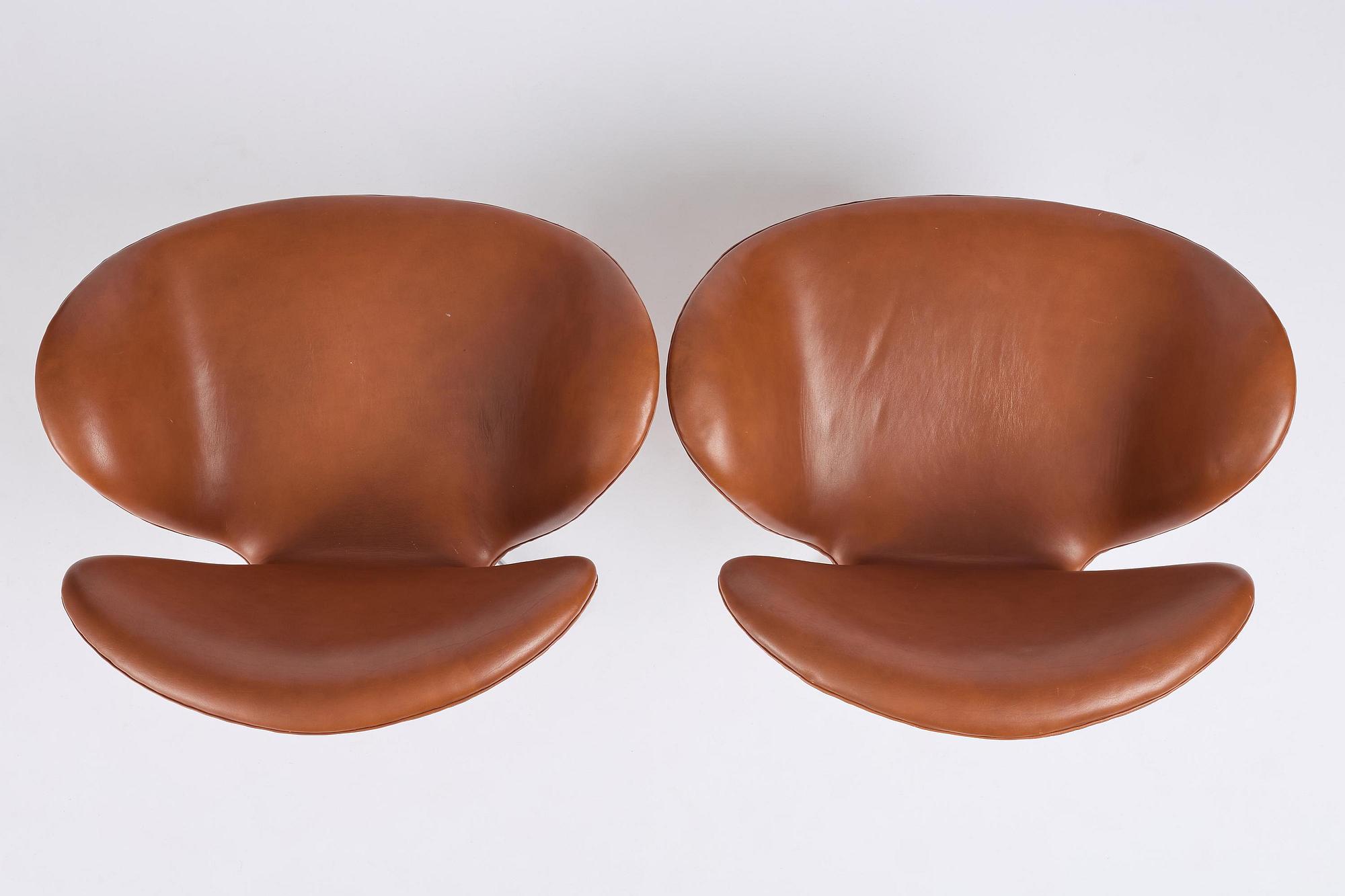 Arne Jacobsen, fåtöljer, ett par, "Svanen", Fritz Hansen, Danmark, 1980.