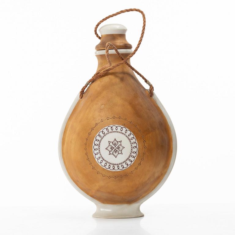 Anders Sunna, a salt bottle.