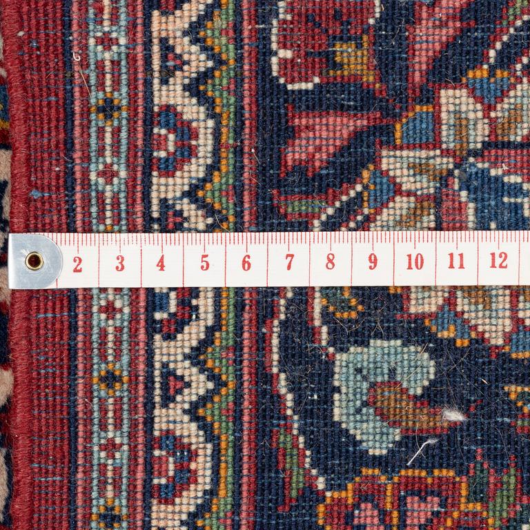 An oriental carpet, approx. 170 x 100 cm.