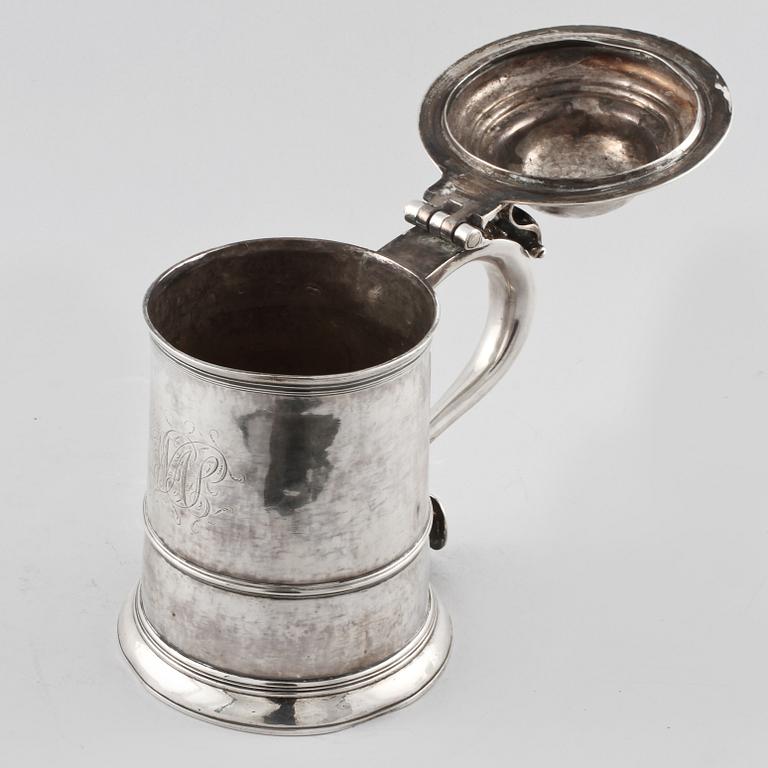 DRYCKESKANNA, silver, Richard Burcombe, London, 1735. Vikt 770 g.