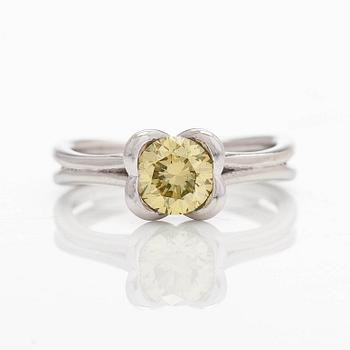 Ring, 18K vitguld med färgbehandlad gul diamant.