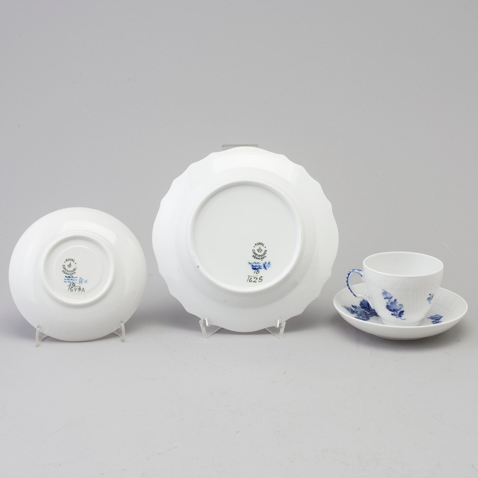 A 34 PIECE ROYAL COPENHAGEN PORCELAIN COFFEE SET.