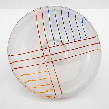 Berit Johansson, skål på fot signerad och daterad Orrefors 1983.